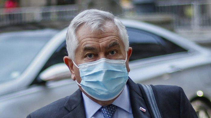Ministro Paris “se quebró” al cerrar informe del Minsal: “Me permito nombrar a mi prima que siempre me apoya”