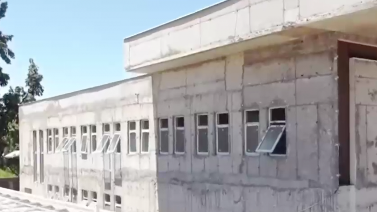 Fue anunciado en 2014: Indignación por Cesfam a medio terminar en El Monte