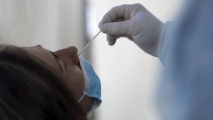 “Peor que en la primera ola”: Médicos acusan grave situación sanitaria pese a informe del Minsal que reportó disminución de casos Covid-19