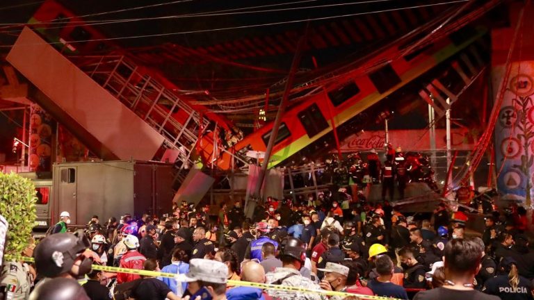 Cayó en medio de una avenida: Las impactantes imágenes del desplome del metro en México