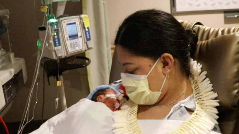 Iba a Hawai por vacaciones: Mujer dio a luz en pleno vuelo sin saber que estaba embarazada