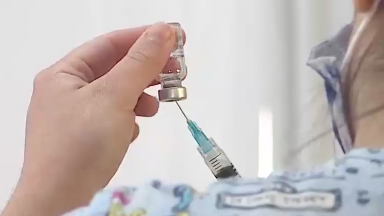 Alerta por quienes no se vacunan: Estudio determina que mujeres han recibido más dosis que los hombres