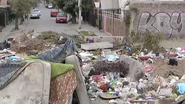 Vecinos de Puente Alto denuncian un basural a metros de un Cesfam