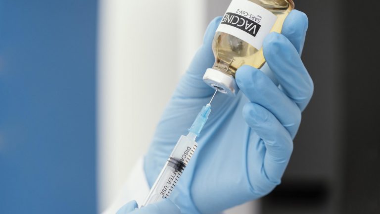 Vacunarán en iglesias: La propuesta de Biden para inocular a los escépticos del COVID-19