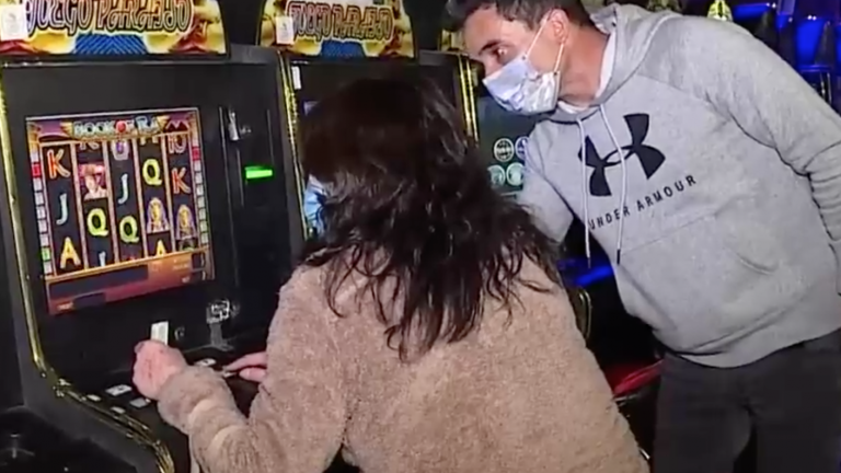 Es la tercera infracción: Detienen a 26 personas por casino clandestino con marihuana y cigarros de contrabando