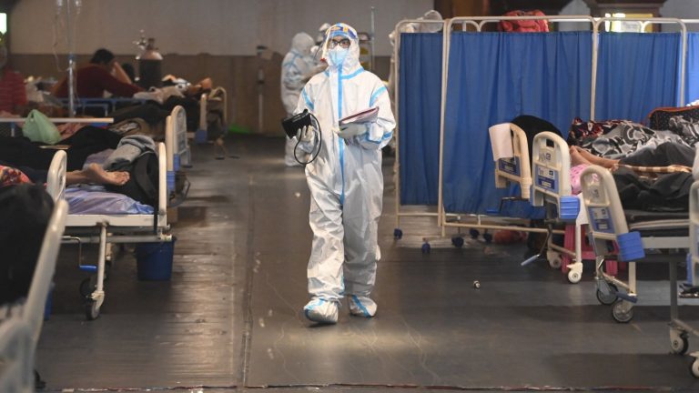 Expertos encargados por la OMS: Los países comenzaron a tomar medidas cuando las UCI estaban colapsadas