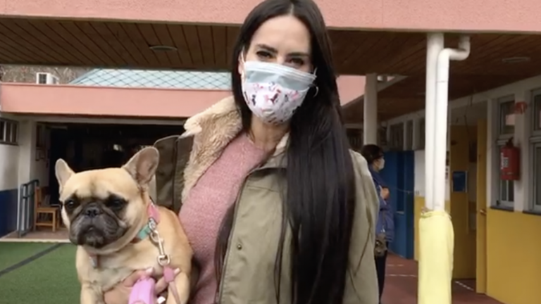 Adriana Barrientos, junto a su perra, llamó a participar de las elecciones: 