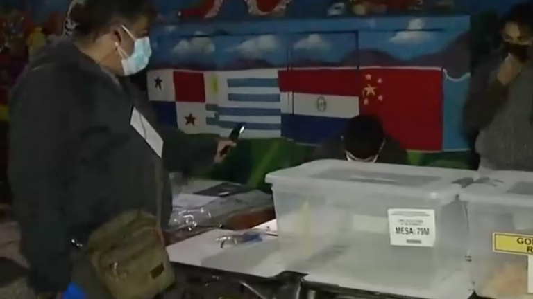 Usaron linternas de celulares: Vocales de mesa realizaron conteo de votos sin luz en local de Valparaíso