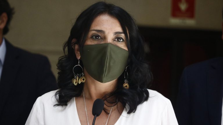 Ministra Karla Rubilar inicia cuarentena preventiva tras ser contacto estrecho de persona COVID-19 positivo