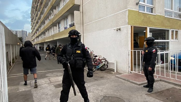 47 departamentos allanados y 18 detenidos tras intenso operativo antidroga en La Cisterna