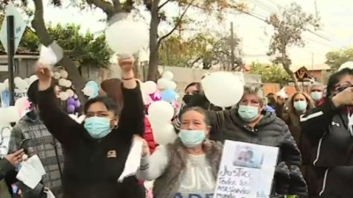 Emotivo adiós: Vecinos de El Bosque despidieron a hermanos asesinados con pancartas y globos