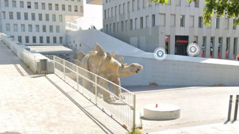 Hombre fue encontrado sin vida dentro de una de las patas de un dinosaurio decorativo