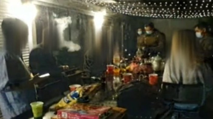 Fiesta clandestina en Las Condes: Menores de edad se escondieron en el baño para evitar detención