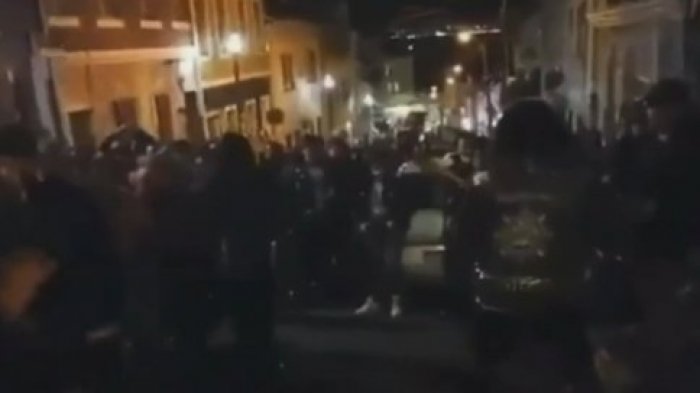Descontrol en Valparaíso: Masiva tocata en plena calle durante el toque de queda y sin mascarillas