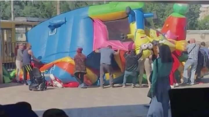 Un castillo inflable voló por los aires y dejó a dos niñas gravemente heridas