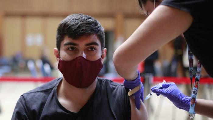 Minsal suspendió vacuna AstraZeneca en menores de 45 años