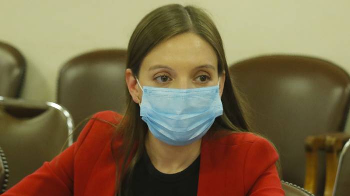 Camila Flores sobre matrimonio igualitario: “Dice el correo de las brujas que sabían solamente dos personas más, el presidente lo ocultó, lo tapó hasta el último momento”