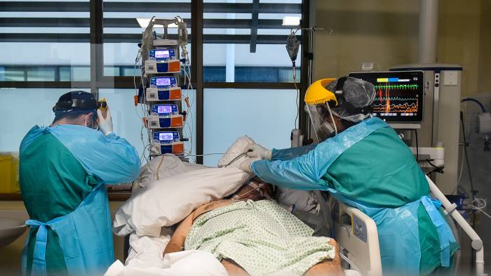 Jóvenes y/o no vacunados: Médicos advierten brusco cambio en el perfil de paciente covid internado en la UCI