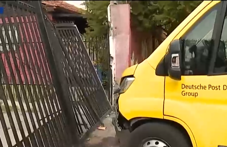 Robo de furgón terminó con choque contra portón de condominio en La Florida: Delincuentes se escondieron en las casas