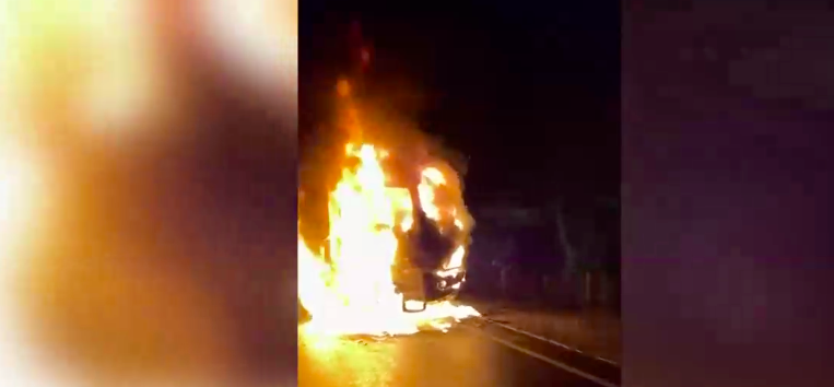 La Araucanía: Ataque incendiario terminó con una casa, un galpón y dos camiones completamente quemados