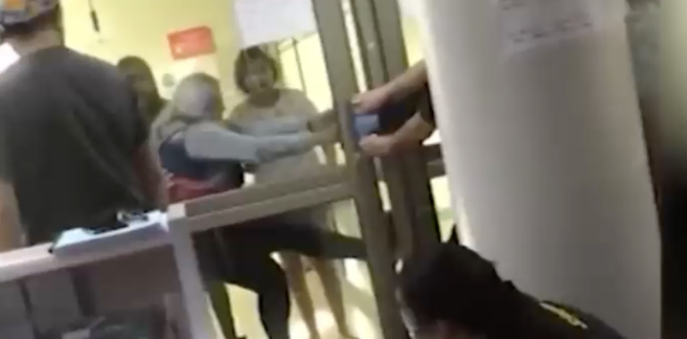 Agresión a personal médico: Familia sacó a la fuerza a una paciente y golpeó a funcionarios del hospital