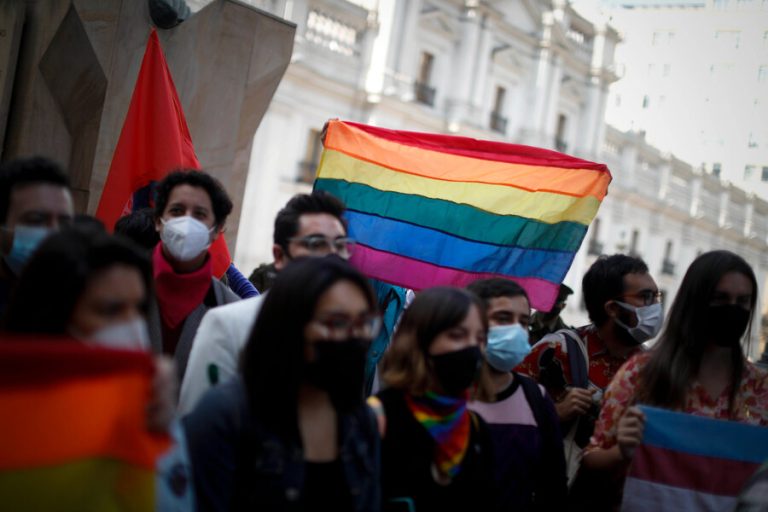 Cadem: El 74% de los chilenos está de acuerdo con el matrimonio igualitario