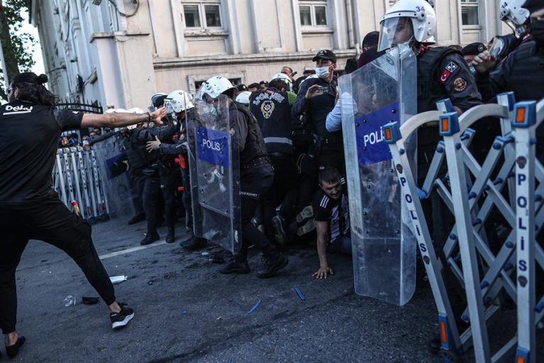 Denuncian golpizas: Mujeres que protestaron por el juicio contra feministas fueron detenidas en Turquía