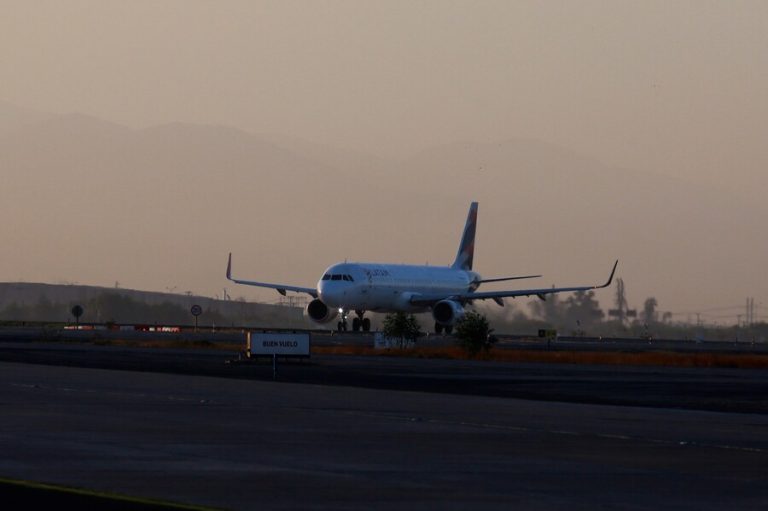 Avión proveniente de Miami sufrió desperfecto durante su aterrizaje en Santiago