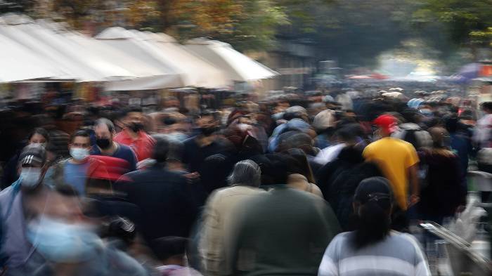 96% de camas críticas ocupadas: 11 comunas retroceden a cuarentena tras alza de casos Covid