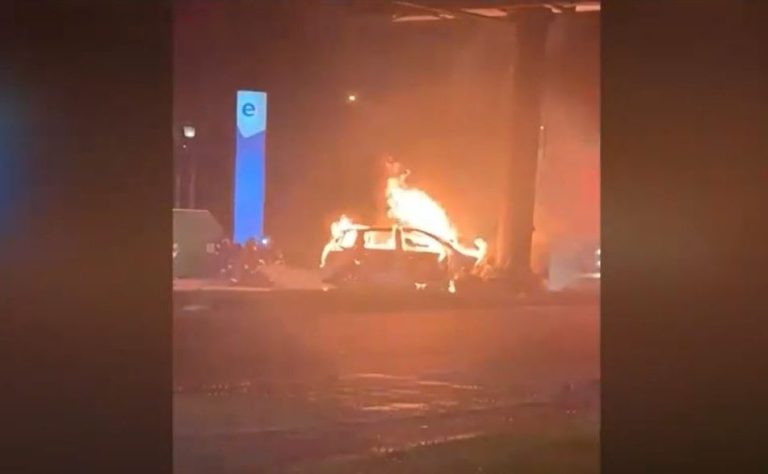 Auto a alta velocidad chocó con poste, se incendió y sus tres ocupantes murieron