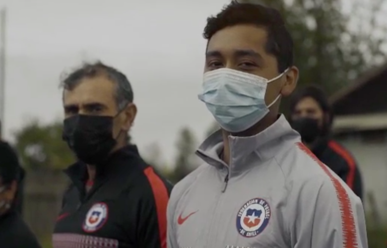 Club Orión de Tegualda recibió ropa reciclada de La Roja: 