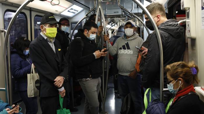 Doctor advirtió sobre riesgos del uso de mascarillas de género en el transporte público