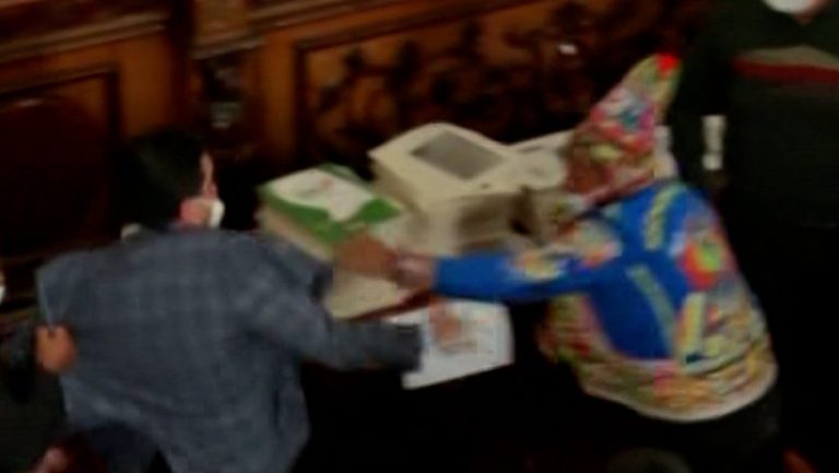 Violenta sesión: Diputados y senadores de Bolivia se pelean a golpes en plena Asamblea Legislativa
