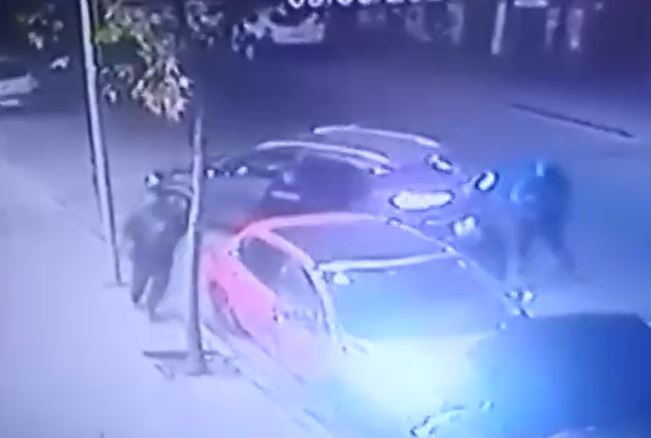 Captan el momento en que sujetos armados robaron auto en Santiago cuando era reparado por su dueño