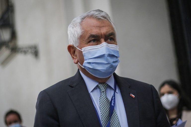 Ministro Paris dio negativo a test PCR tras presentar síntomas respiratorios: No asistió al balance