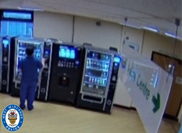 Enfermera usó la tarjeta del banco de fallecido por COVID-19: La pillaron comprando en una máquina