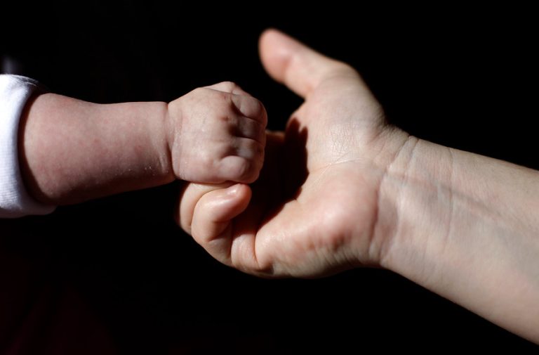 Guagua de dos meses quedó con lesiones graves en La Cruz: Su padre la habría agredido en contexto de VIF