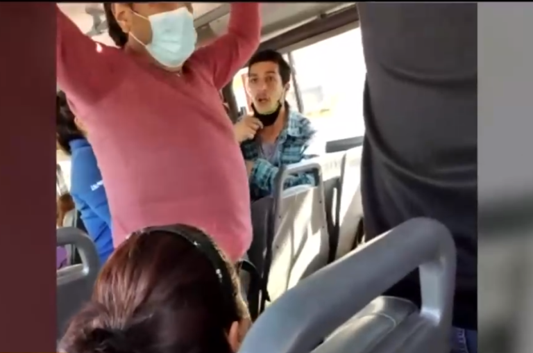 Pasajeros increparon y rociaron con alcohol gel a joven que no usaba mascarilla en una micro