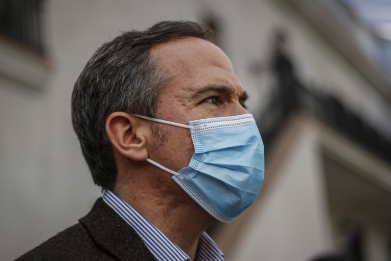 Llegó hasta La Moneda: Alessandri presentó proyecto de retiro del 100% de los fondos de pensiones