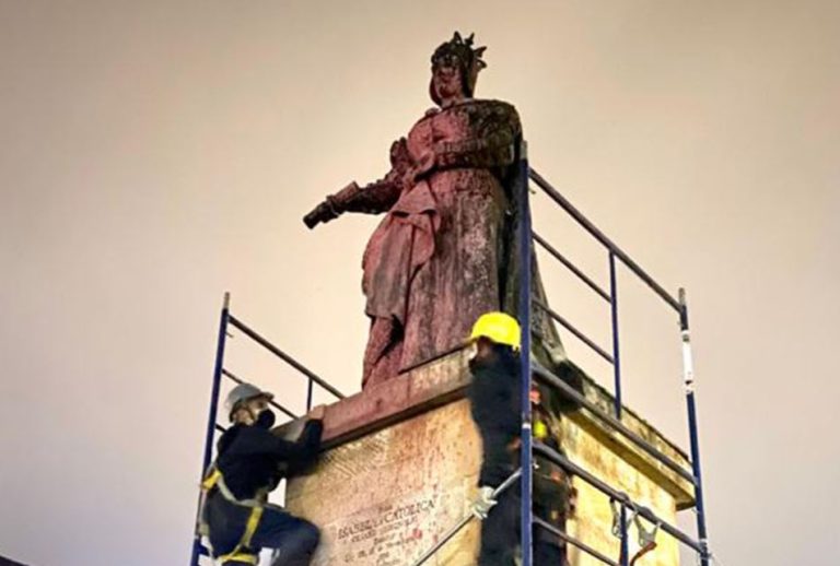 Colombia retiró estatuas de Colón e Isabel la Católica tras intentos de derribo