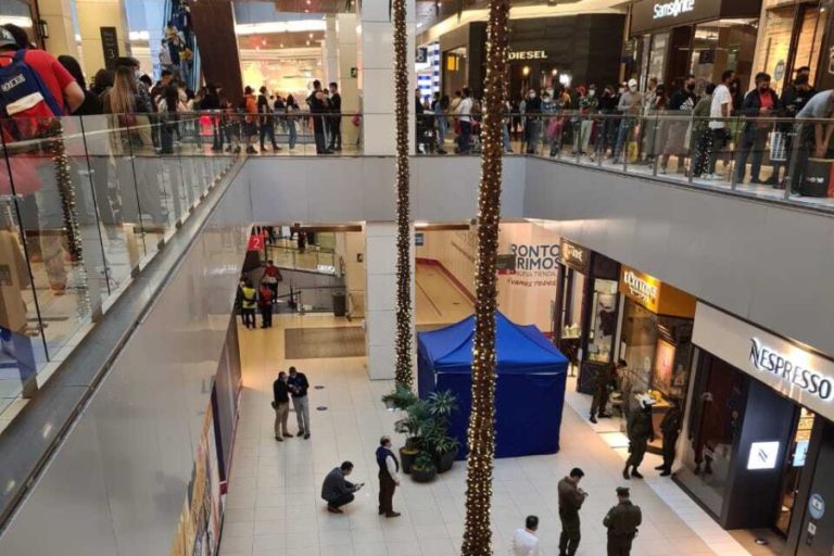 Hombre falleció en el Costanera Center en jornada de largas filas: Cayó del quinto piso