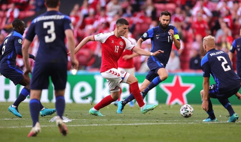 Finlandia hizo historia y derrotó a Dinamarca en un duelo marcado por el desplome de Christian Eriksen