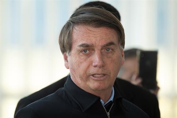 Le dijeron de todo: Bolsonaro fue recibido entre gritos tras subirse a un avión comercial en Brasil