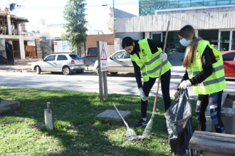 Argentina: Asistentes a fiestas clandestinas son obligados a barrer veredas como castigo
