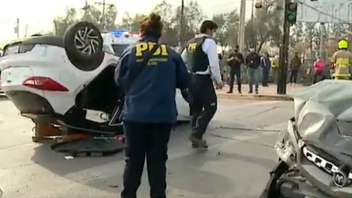 Funcionarios PDI involucrados: Cinco lesionados en grave accidente en Avenida Grecia con Tobalaba