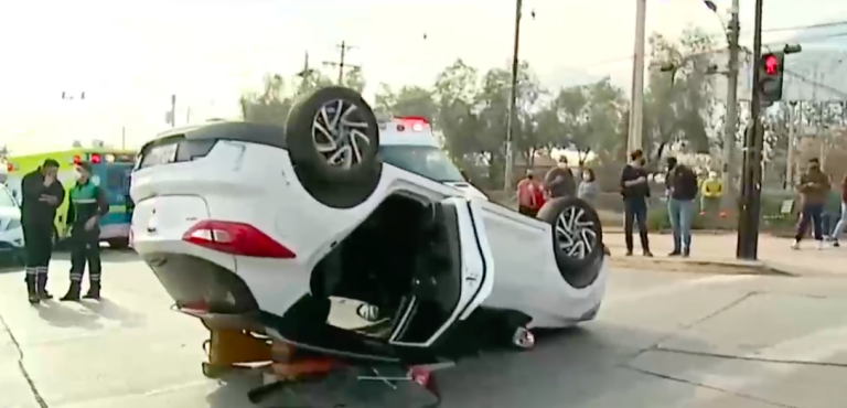 5 funcionarios de la PDI involucrados en violento choque con volcamiento en plena Avda. Grecia con Tobalaba