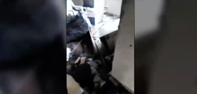 Vecinos ayudaron en rescate: Adulta mayor está en riesgo vital tras incendio en edificio de Ñuñoa