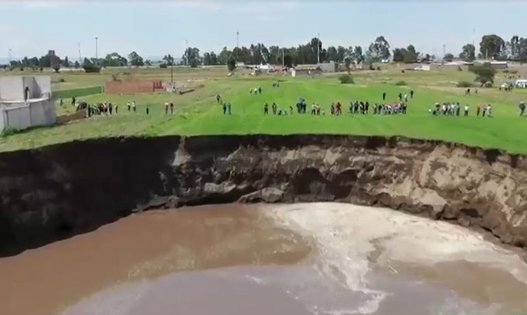 Gran socavón en México continúa creciendo e incluso surgió turismo en torno a éste