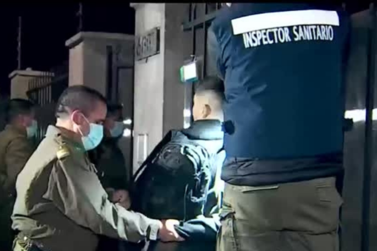 Fiesta clandestina en Las Condes terminó con 19 detenidos: Una joven confesó que su abuela murió por COVID-19