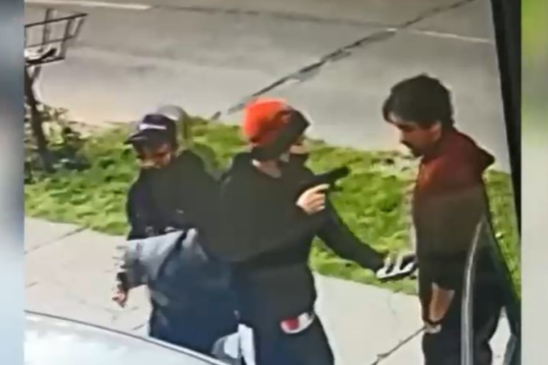 Insólito: Delincuentes roban un vehículo y piden ayuda al dueño para que lo encienda